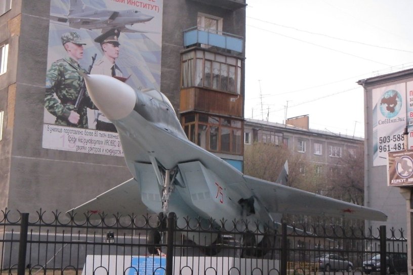 Самолёт МиГ-29 у бывшего городка ИВВАИУ начали реставрировать