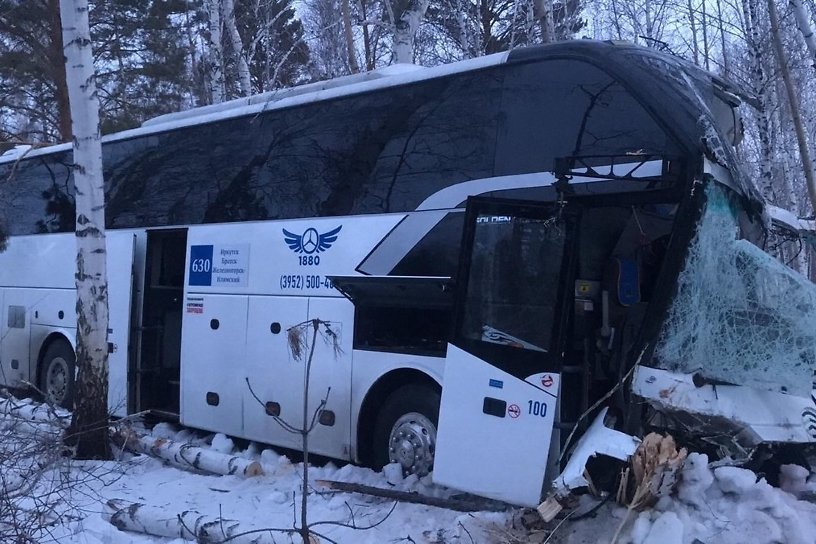 Рейсовый автобус с 40 пассажирами попал в ДТП в Заларинском районе, водитель пострадал