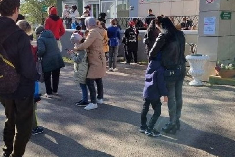 Пришедшие на приём к врачу дети с родителями два часа стоят на улице у поликлиники в Чите
