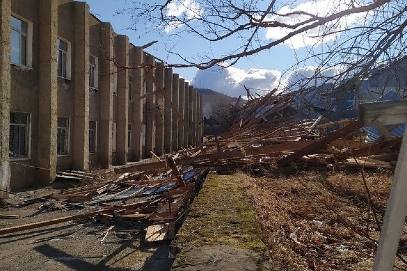 Ураганный ветер сорвал крышу с администрации Нерчинско-Заводского района