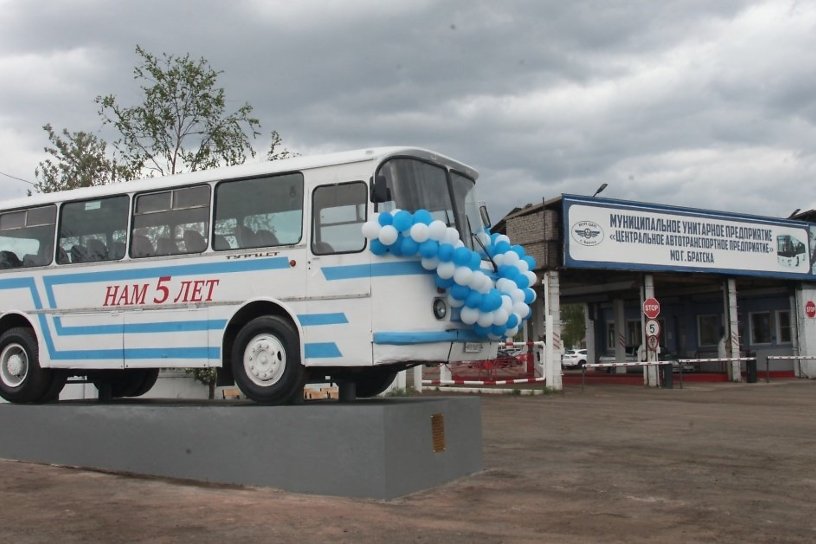 Старинный автобус-памятник установили в Братске