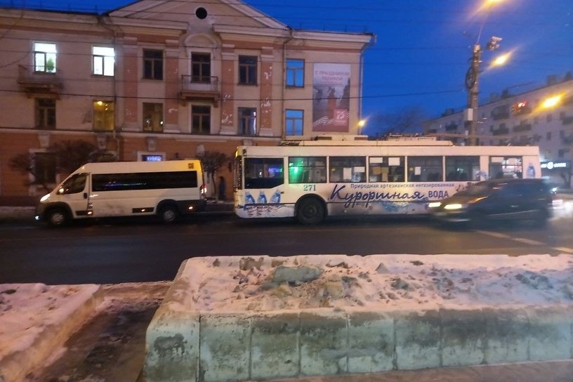 Троллейбус столкнулся с маршруткой на улице Бутина в Чите