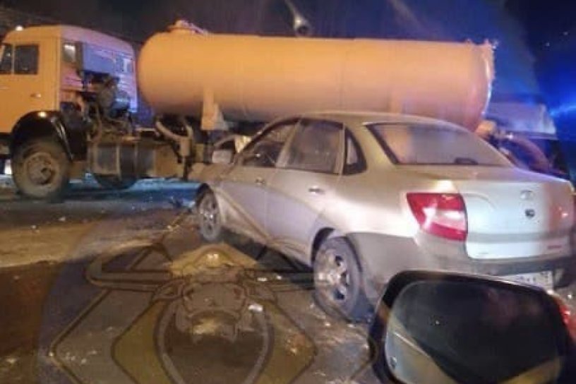 Влетевшая под грузовик-ассенизатор легковушка в Чите спровоцировала пробку на Ковыльной