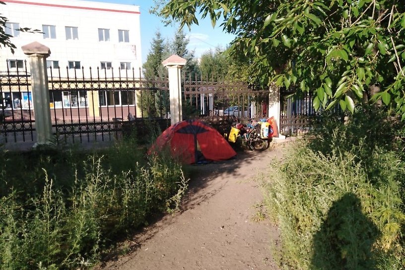 Турист из Китая переночевал в палатке у ТЦ в центре Чите