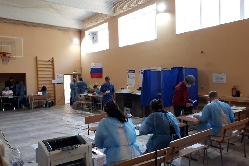 Песни, избиратель в противогазе и экзитпол: Иркутск голосовал по поправкам