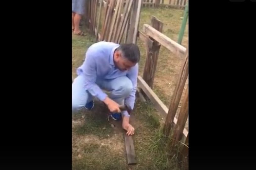 Осипов и вице-премьер по инфраструктуре Паздников починили деревянный забор в Заречном