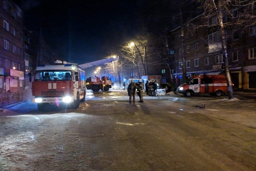 30 человек спасли из горящего жилого дома в Иркутске
