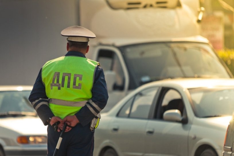 Экипажи ДПС возле Кадалы в Чите проверяют каждого водителя на опьянение