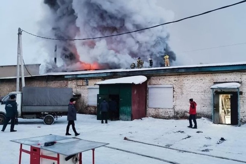 Пожар площадью 1,2 тыс. кв. м произошёл в складах на ул. Воровского в Иркутске 