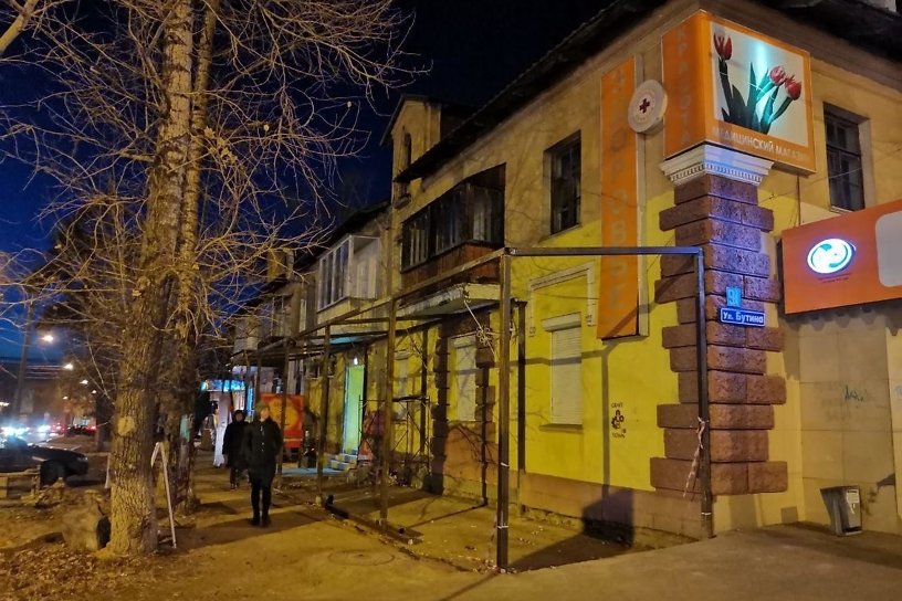 Бизнесмен за месяц не убрал пристройку к магазину на тротуаре по Бутина в Чите