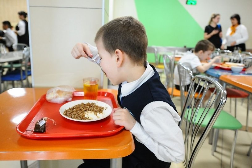 Горячую линию по питанию в школах запустили в минобразования края