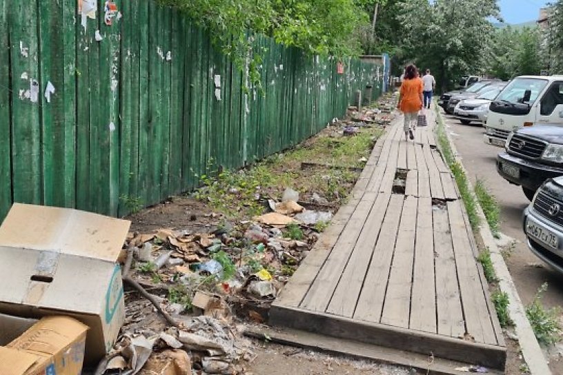 Незаконный деревянный настил напротив «Города Мастеров» в Чите не убрали за 2 недели