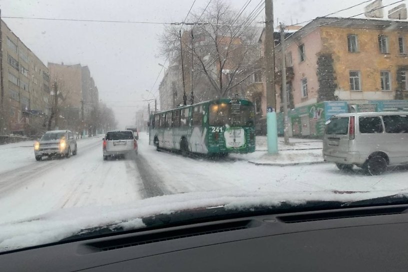 Несколько троллейбусов не могут подняться по ул. Бутина в Чите из-за снега