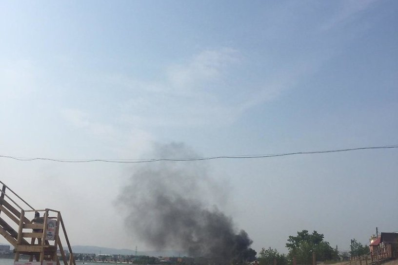 Здание, предположительно, жилой дом горит на Рахова в Чите