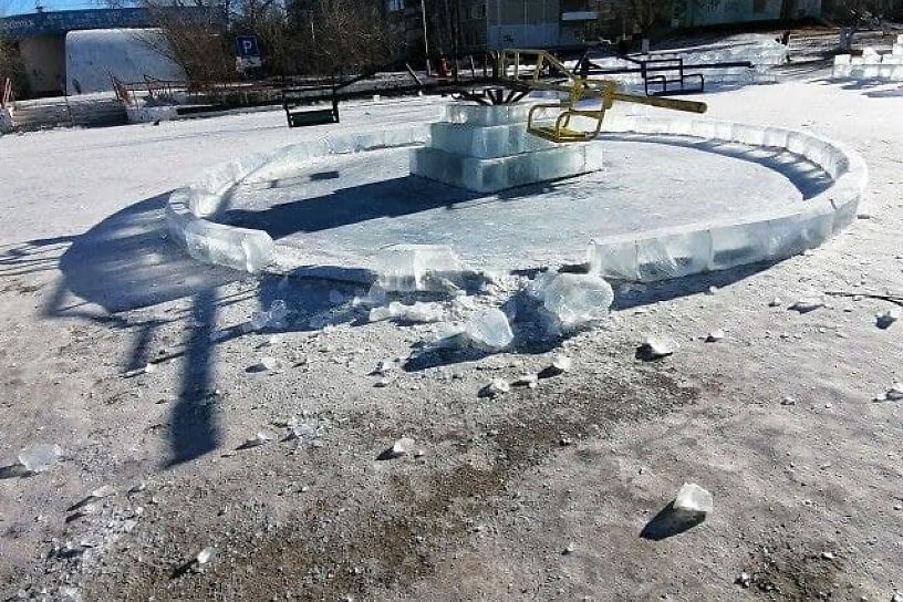 Вандалы разгромили ледовый городок в Краснокаменске через 4 дня после установки