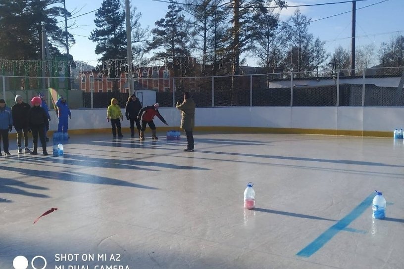 Выпускники ЗабГУ победили в соревнованиях по кёрлингу в Чите, сыграв бутылками со льдом
