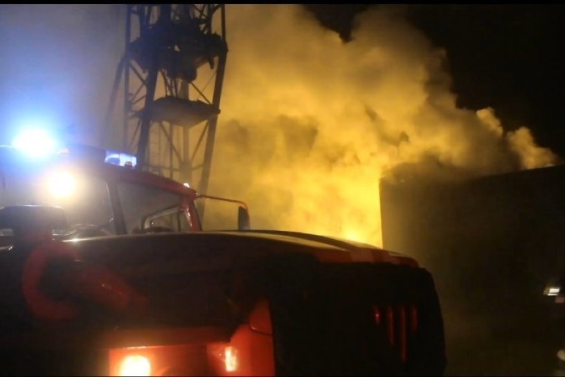Огонь уничтожил почти 400 кв. метров мебельного цеха на КСК в Чите