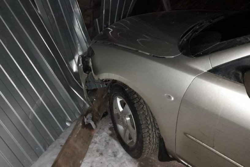 Пьяная 17-летняя девушка на Mazda ночью врезалась в забор дома в Нижнеудинске