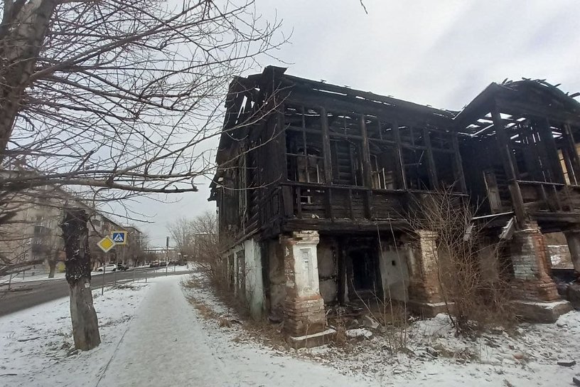 Сгоревший двухэтажный деревянный дом купца Шергова в Чите начали разбирать
