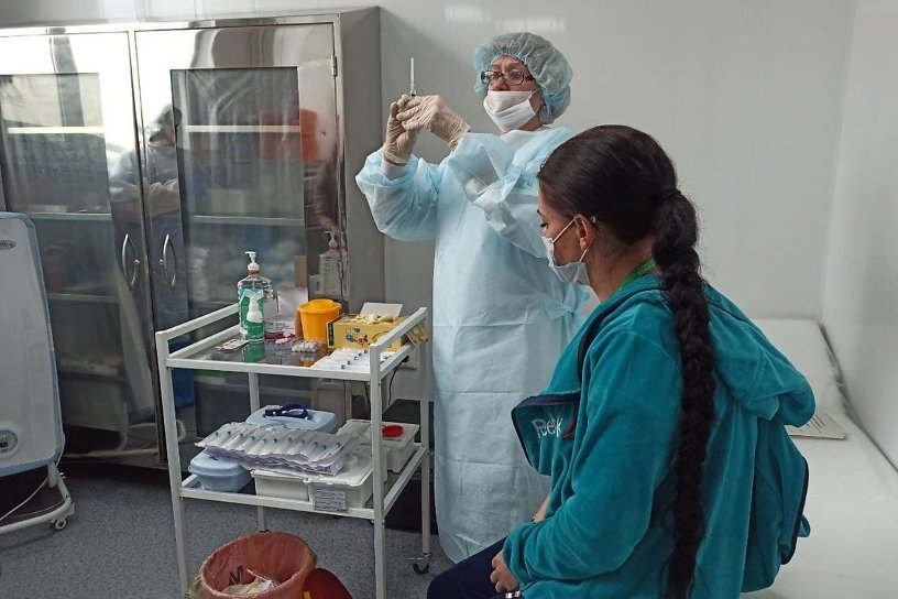 Врачи получат доплаты за участие в вакцинации от коронавируса в Иркутской области