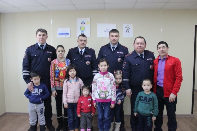 Троих полицейских из Иркутска наградят медалями за спасение семерых детей из пожара