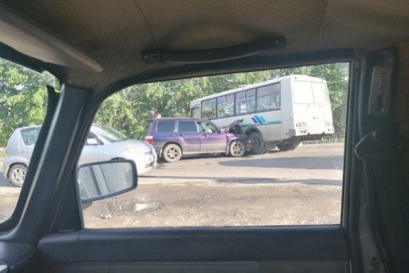 Авария легковой машины и автобуса ПАЗ произошла на улице Магистральной в Чите