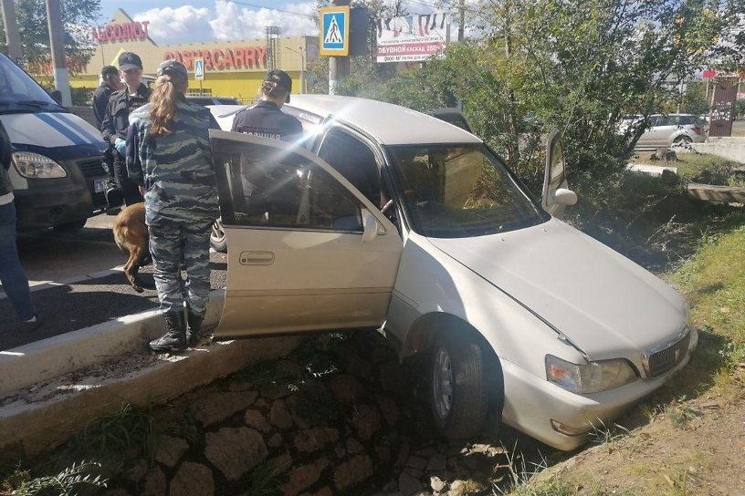 Автомобиль свалился в ливнёвку в центре Читы