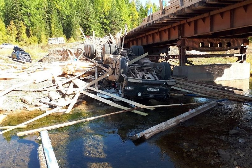 Две машины упали с моста через реку Подъёмная с разницей в час в Усть-Кутском районе