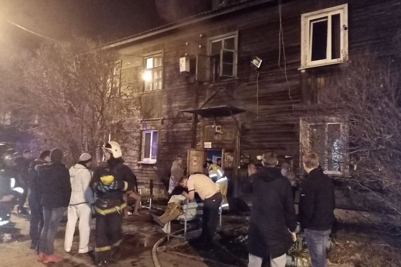 Пожарные спасли пять человек из горящего двухэтажного дома в Иркутске