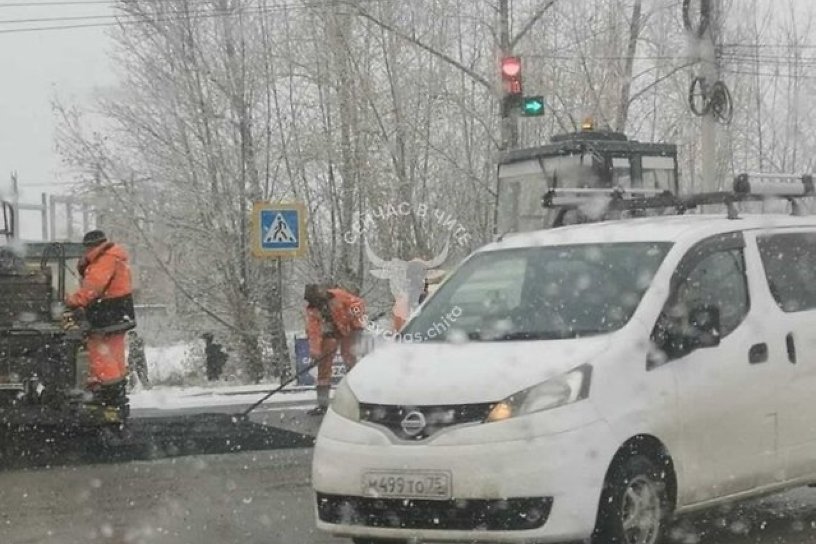 ДМРСУ опровергло укладку асфальта на улице Читы в снегопад