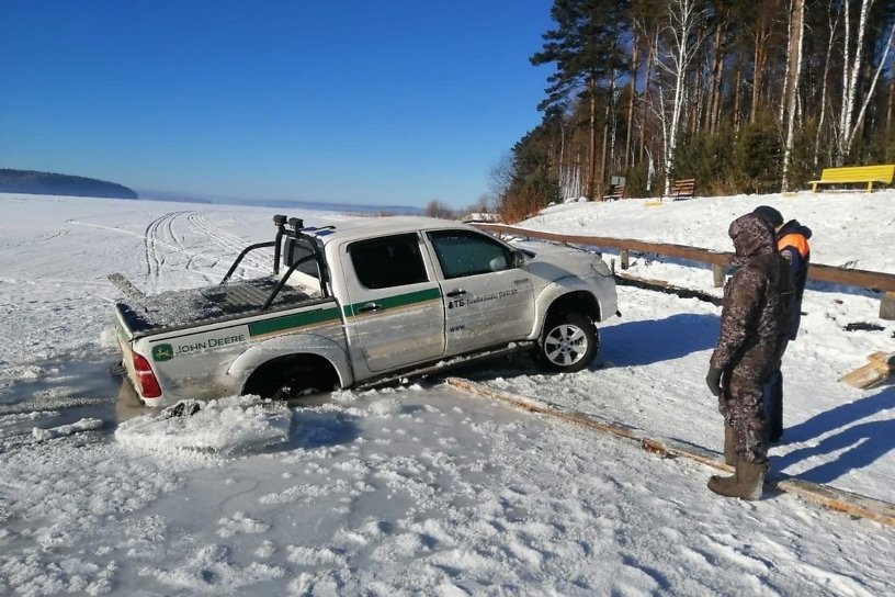 Две иномарки провалились под лёд на реке Ангара в Иркутской области за сутки