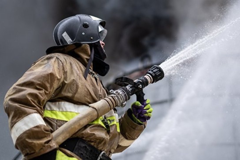 Пожарные спасли 7 жильцов пятиэтажки в Усть-Илимске, где горела автомобильная покрышка