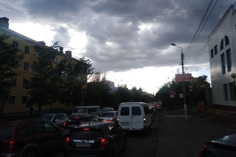 Пробка образовалась по ул. Амурской в Чите — на перекрёстке со Столярова идут работы