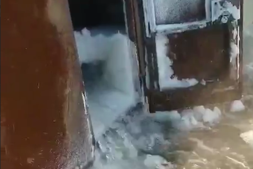 Вода неизвестного происхождения забила ключом прямо из гаражей в Могоче