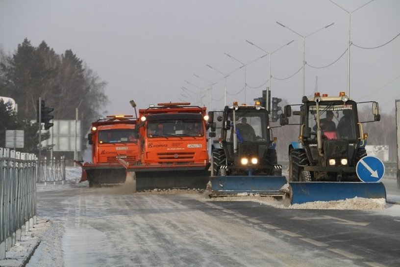 Дорожники в Чите вышли расчищать улицы от снега в ночь