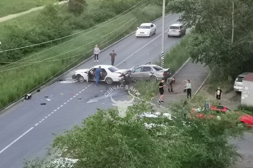 Два столкнувшихся автомобиля в Северном в Чите встали поперёк дороги