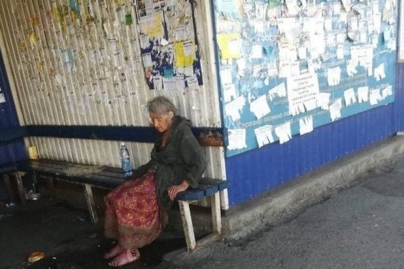 Бомжи читы. Бездомная пенсионерка. Бездомные женщины Омска. Чита женщина на вокзале.