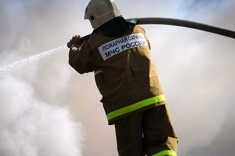 Деревянный дом горел на улице Захарова в Иркутске, погиб один человек