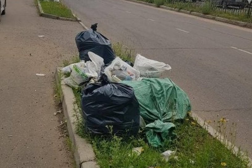 Мешки с мусором появились рядом с проезжей частью на улице Бабушкина в Чите 9 июля